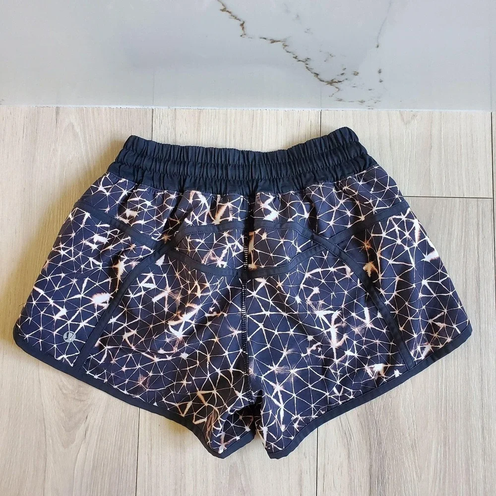 Lululemon Tracker Shorts III Womens XS 4 Black Star Crushed Mid Rise 4